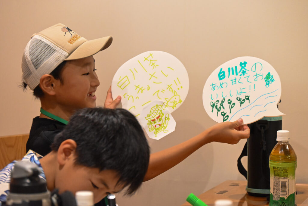 販促用POPを作成する様子