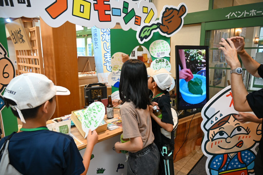 特設ブースに手作りPOPを貼り付けます