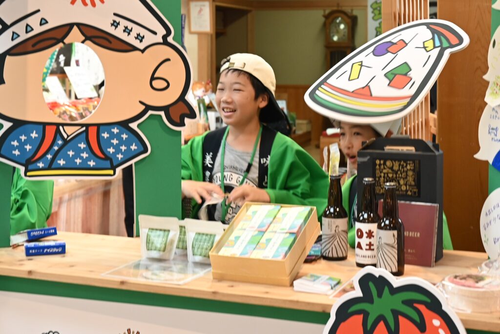 お面や法被を身にまとい、大きな声でお客さんに声をかけます